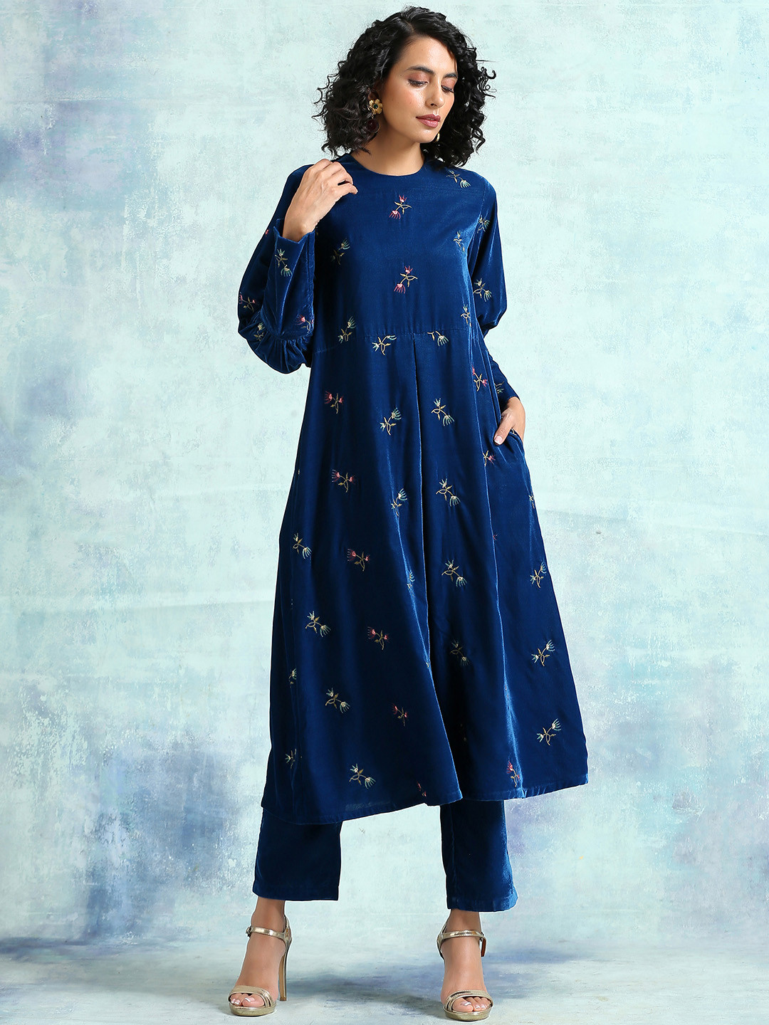 

trueBrowns Women Blue Ethnic Motifs Embroidered Thread Work Velvet Kurta