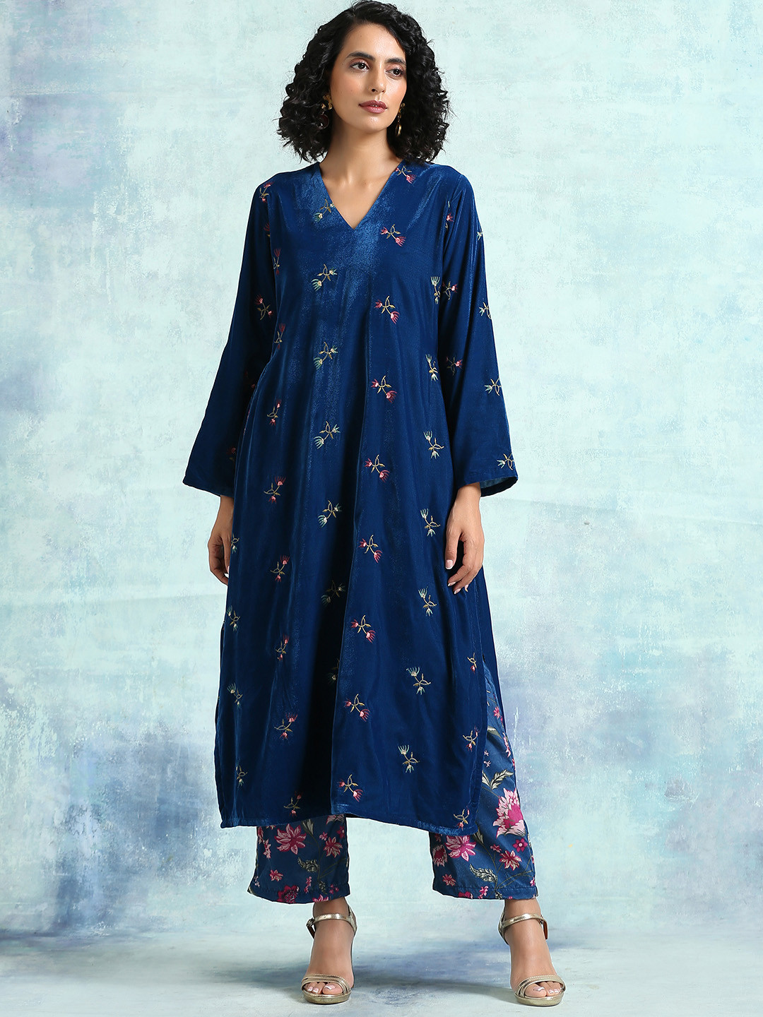 

trueBrowns Women Blue Floral Embroidered Thread Work Velvet Anarkali Kurta