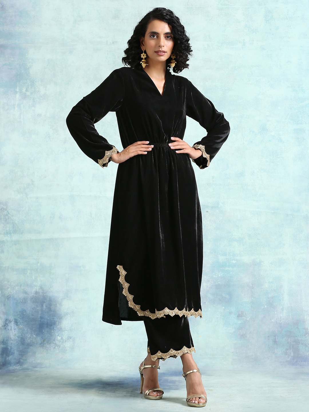 

trueBrowns Women Black Thread Work Velvet Kurta