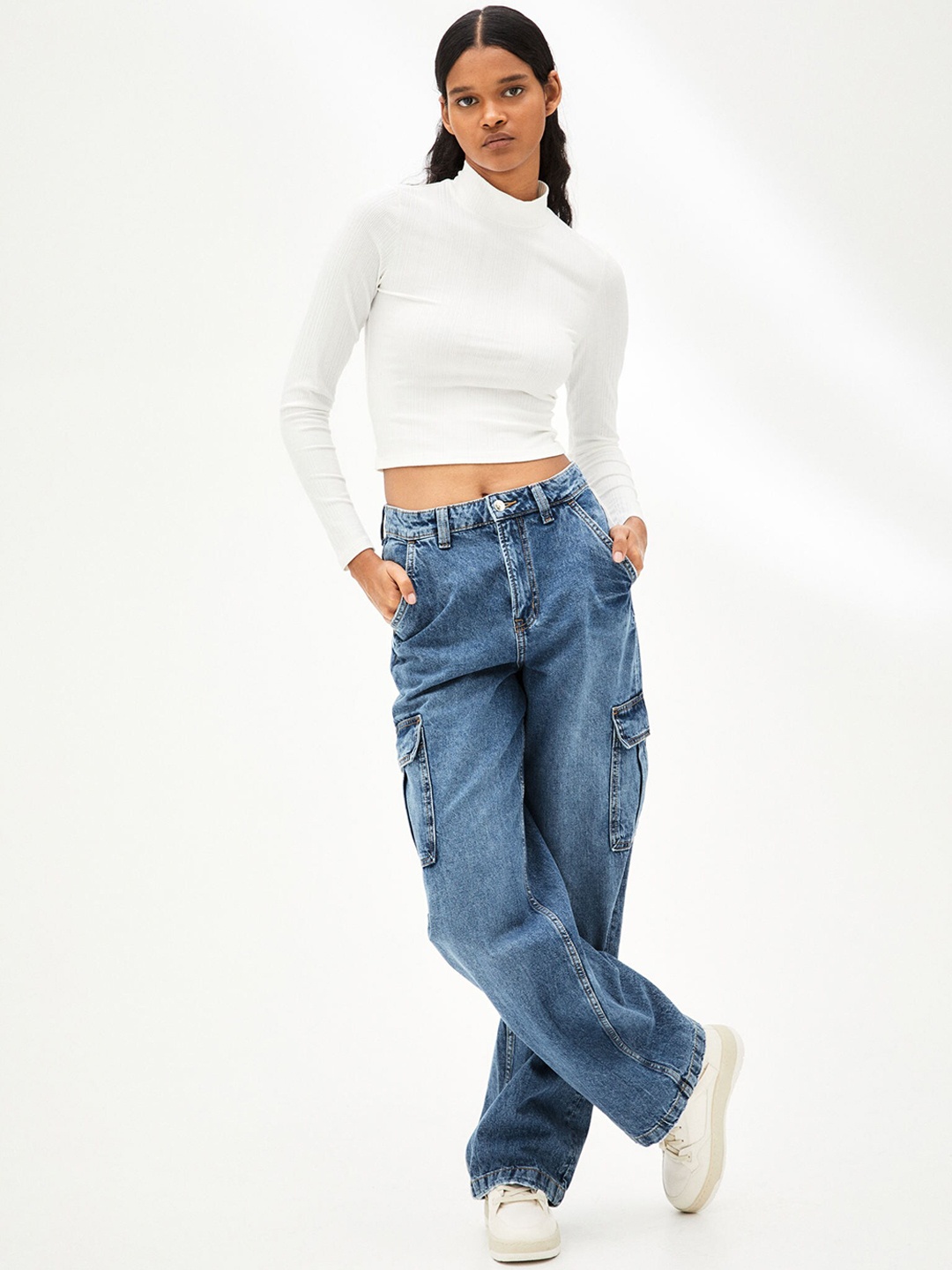 

H&M Women Blue Relaxed Fit Mildly Distressed Light Fade Jeans