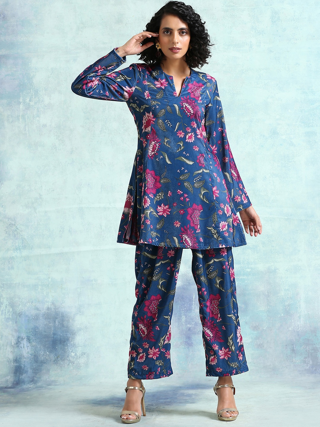

trueBrowns Women Blue & Pink Floral Printed Velvet Co-Ord Set