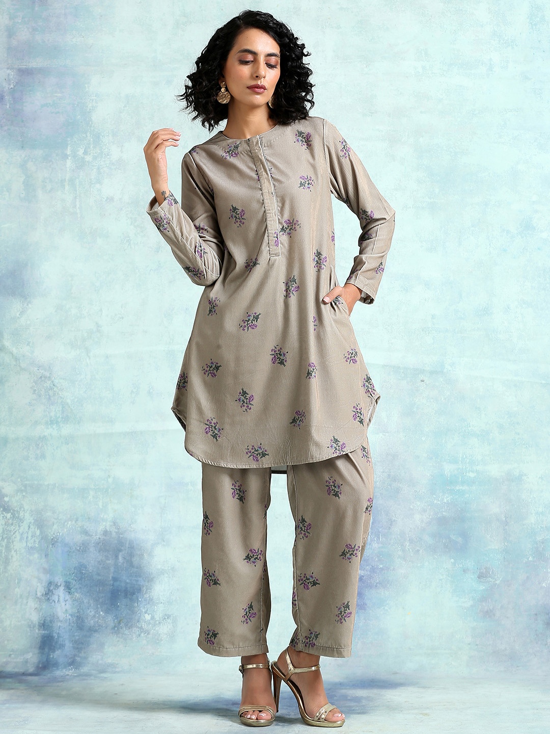 

trueBrowns Women Beige Floral Printed Kurta with Palazzos