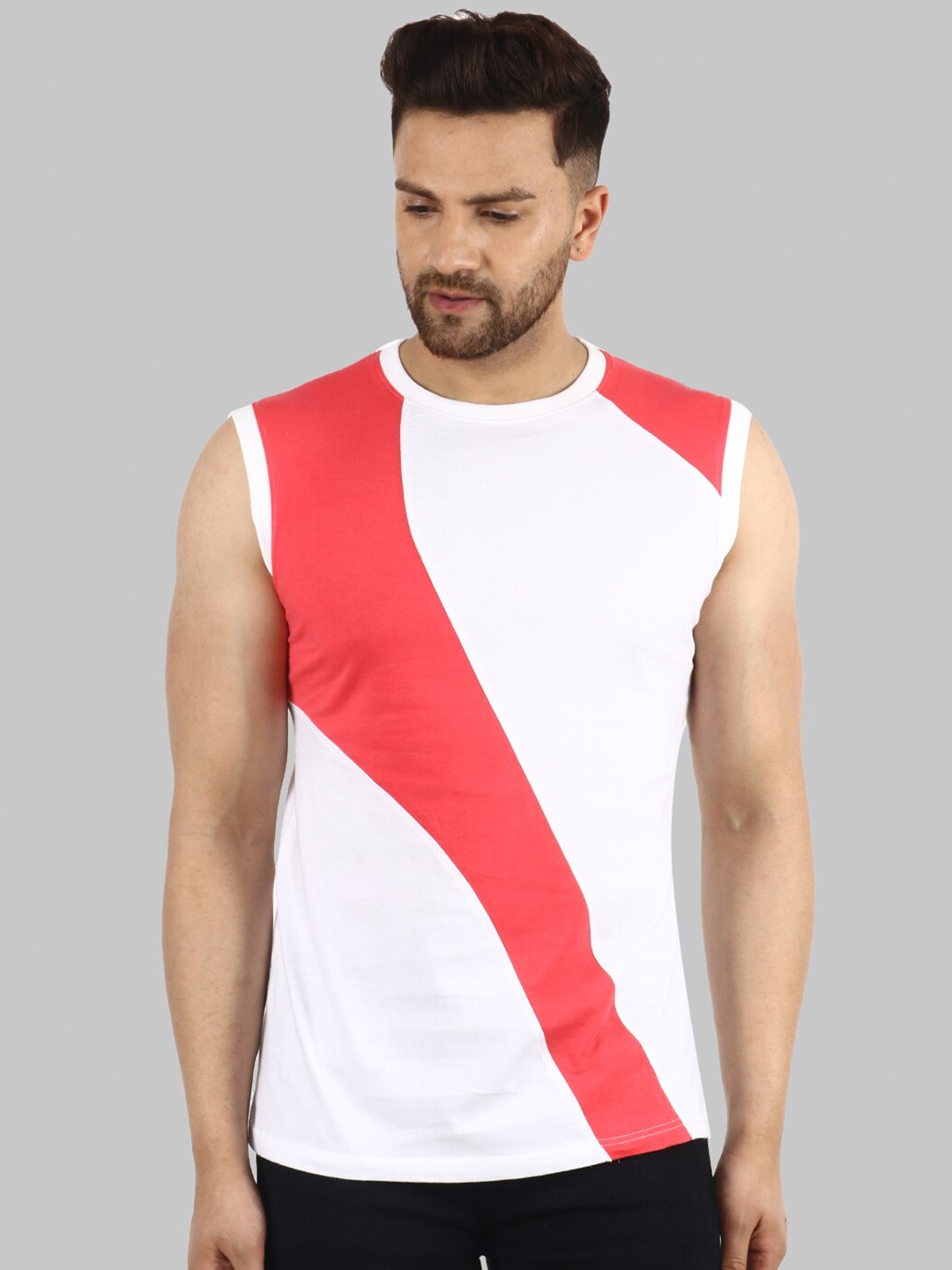 

Kushi Flyer Men White & Red Colourblocked T-shirt