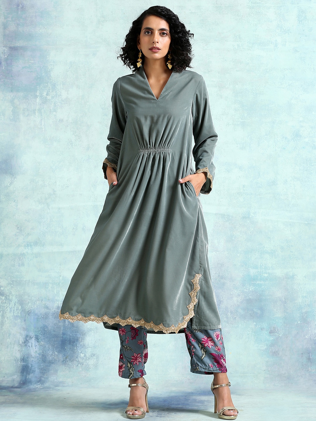 

trueBrowns Women Grey Floral Velvet Kurta with Trousers