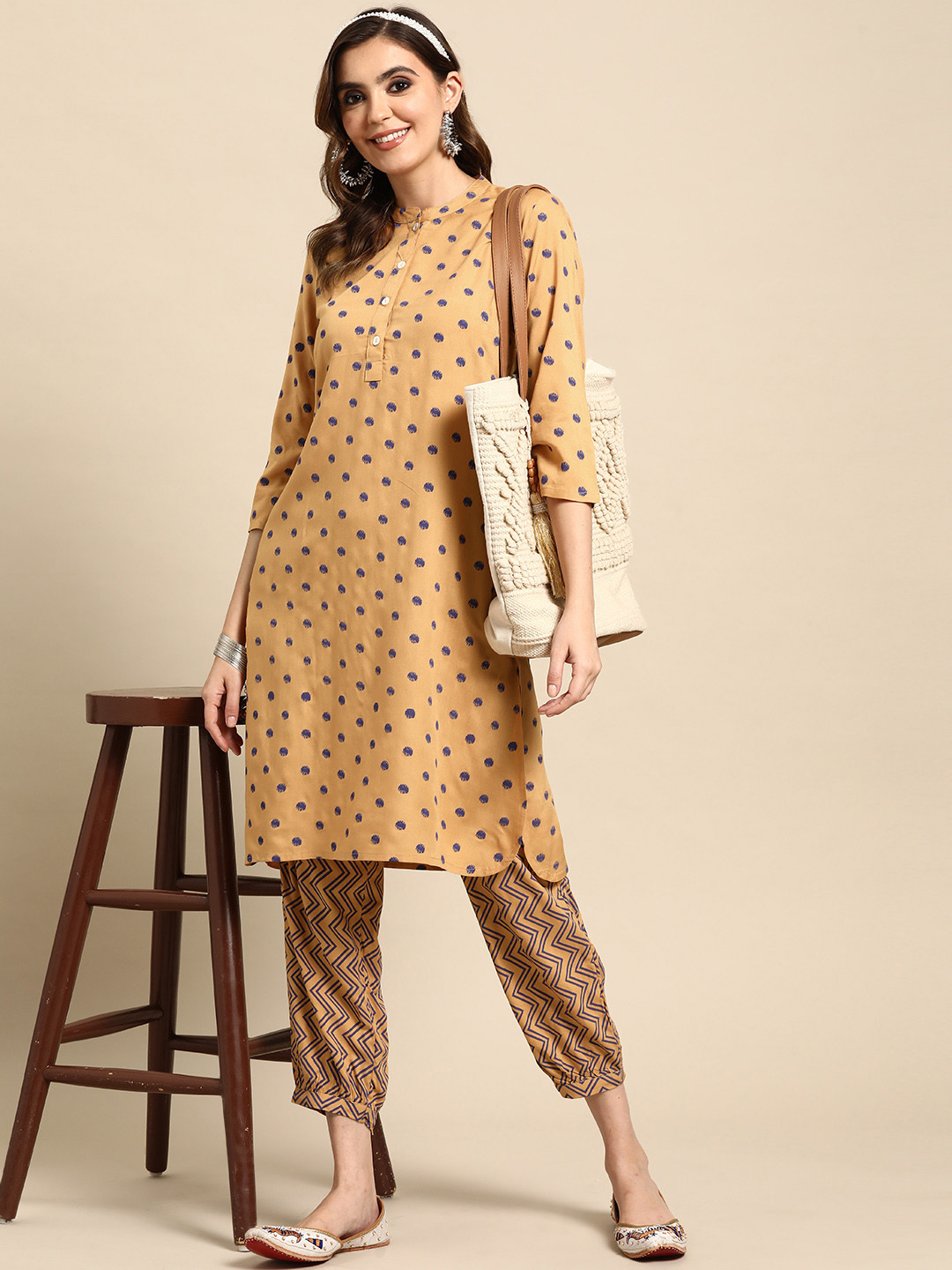 

Sangria Printed Regular Kurta with Salwar, Khaki