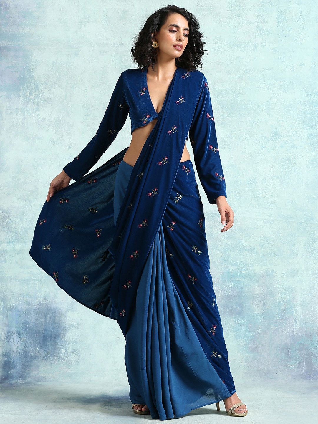 

trueBrowns Women Navy Blue Floral Velvet Saree