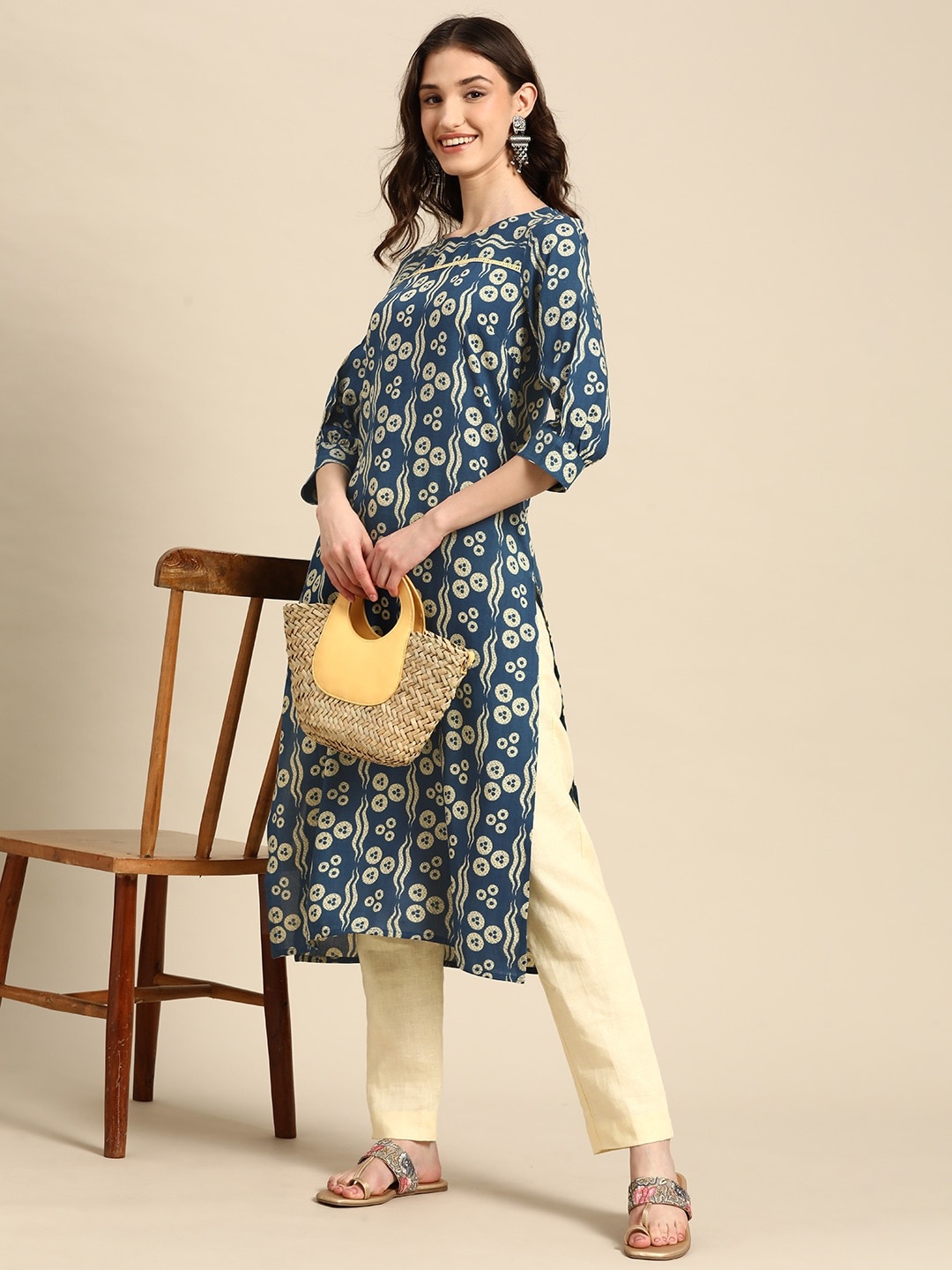 

Sangria Geometric Printed Puff Sleeves Straight Kurta, Navy blue