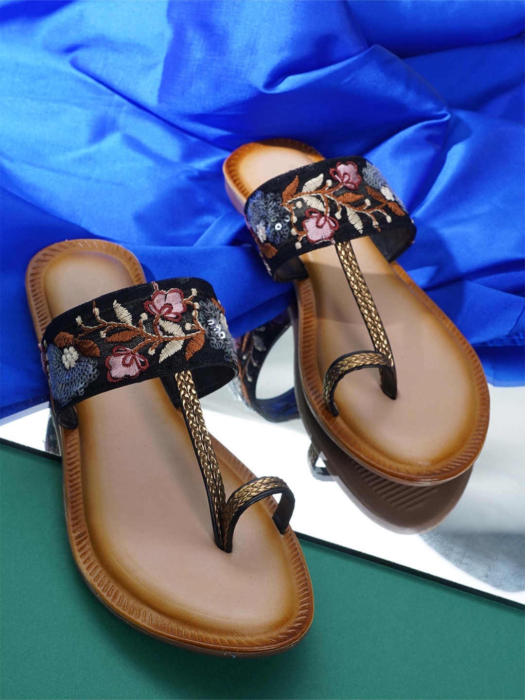 

Style Shoes Women Black & Beige Embroidered Ethnic One Toe Flats
