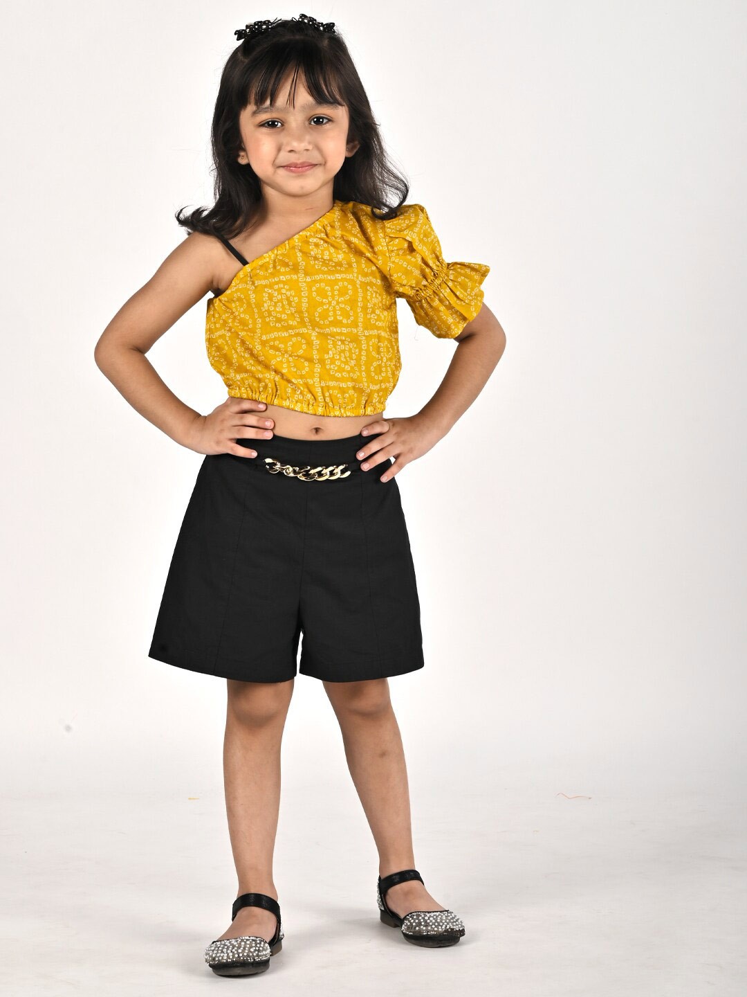 

Beyabella Girls Yellow & Black Printed Pure Cotton Top with Shorts