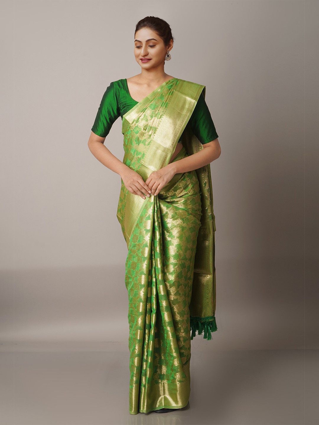 

Unnati Silks Green & Gold-Toned Ethnic Motifs Zari Silk Blend Banarasi Saree