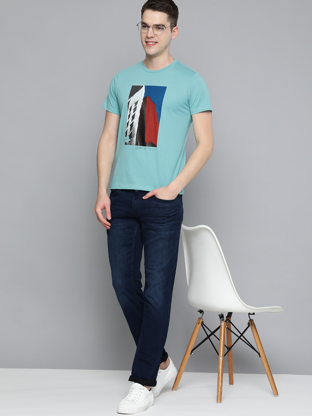 

Mast & Harbour Men Blue & Red Graphic Printed T-shirt