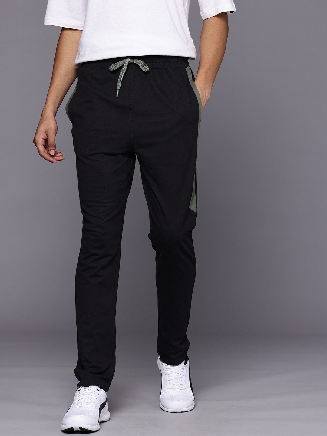 

HRX By Hrithik Roshan Men Black Solid Track Pants