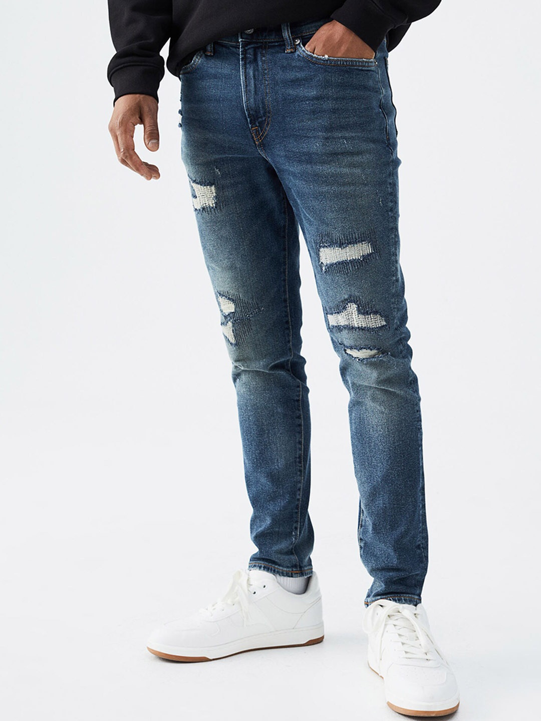 

H&M Men Blue Mildly Distressed Jeans