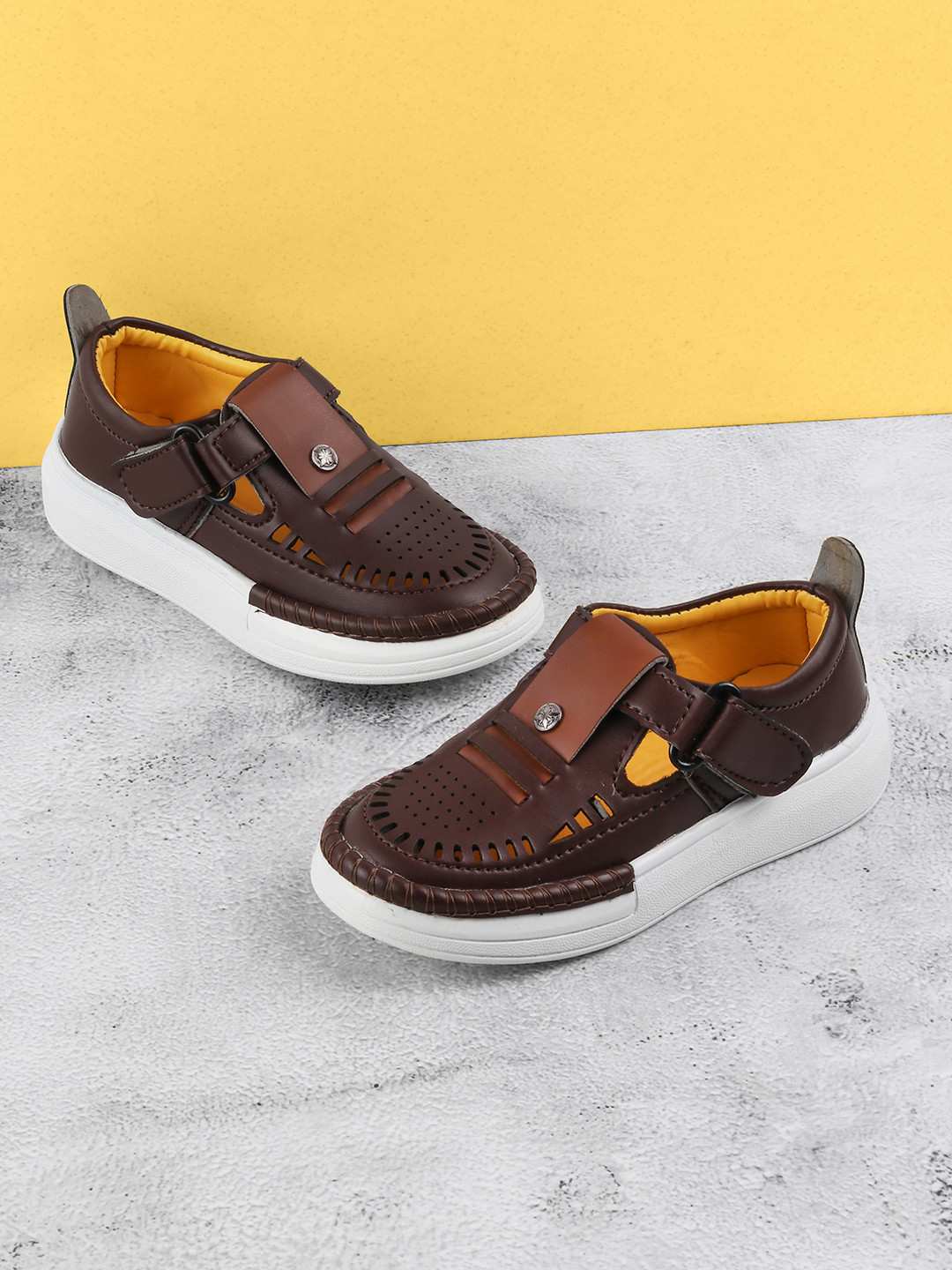 

Jazzy Juniors Boys Brown Textured Sneakers