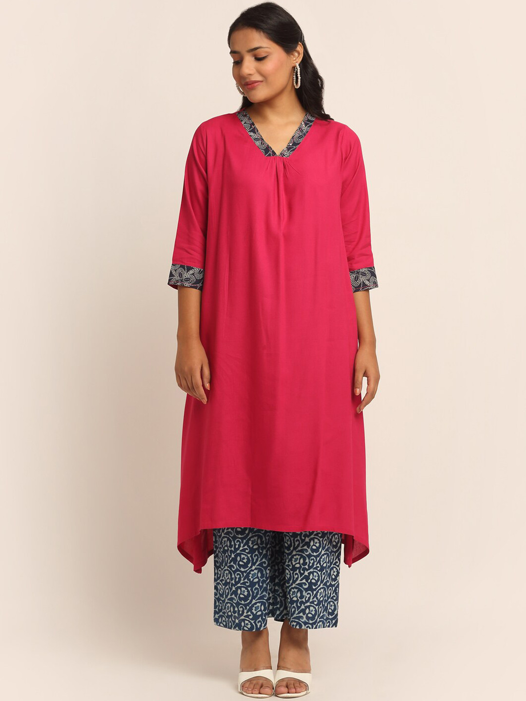 

EK BY EKTA KAPOOR Women Fuchsia Pink & Blue Solid V-Neck Viscose Rayon Kurta