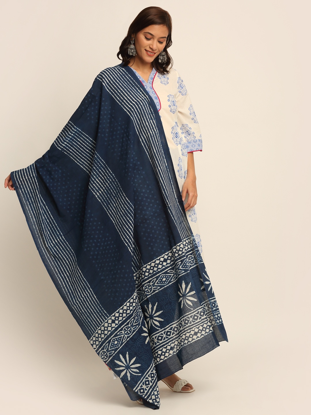 

EK BY EKTA KAPOOR Women Blue & White Hand Block Stripes & Print Pure Cotton Indigo Dupatta