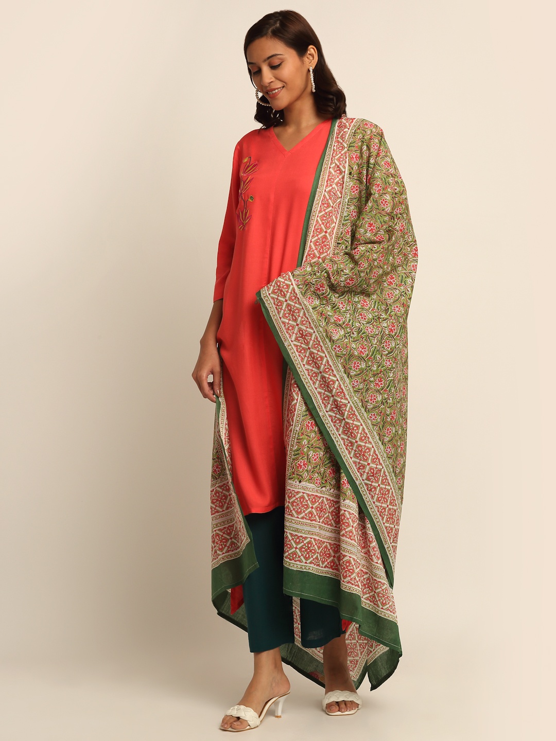 

EK BY EKTA KAPOOR Green & Blue Hand Block Floral Print Pure Cotton Dupatta