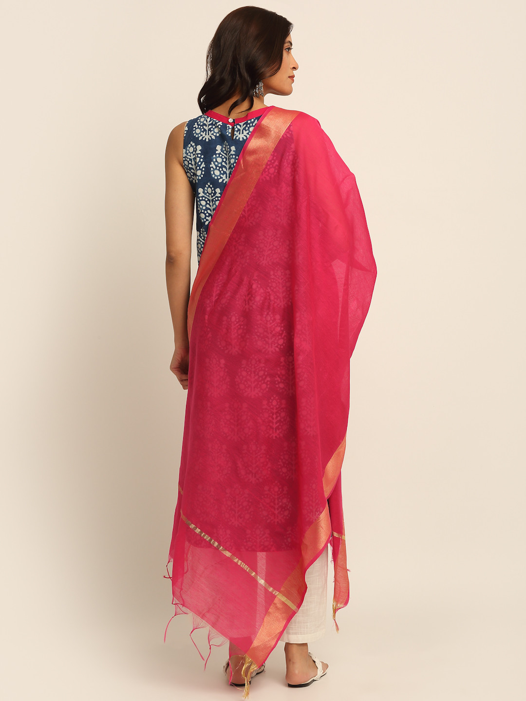 

EK BY EKTA KAPOOR Women Fuchsia Pink & Gold-Toned Solid Festive Dupatta