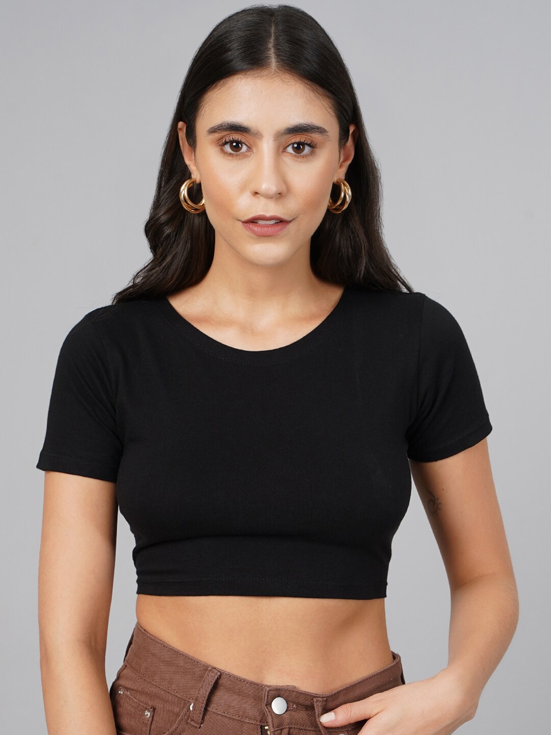 

SCORPIUS Black Solid Short Sleeve Styled Back Crop Top