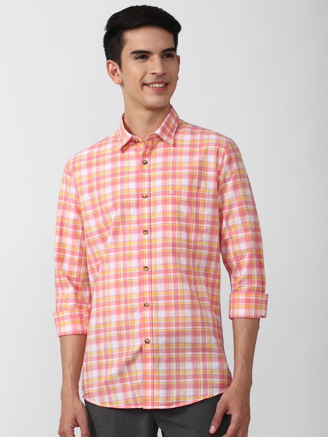 

Peter England Casuals Men Peach-Coloured Slim Fit Checked Pure Cotton Casual Shirt