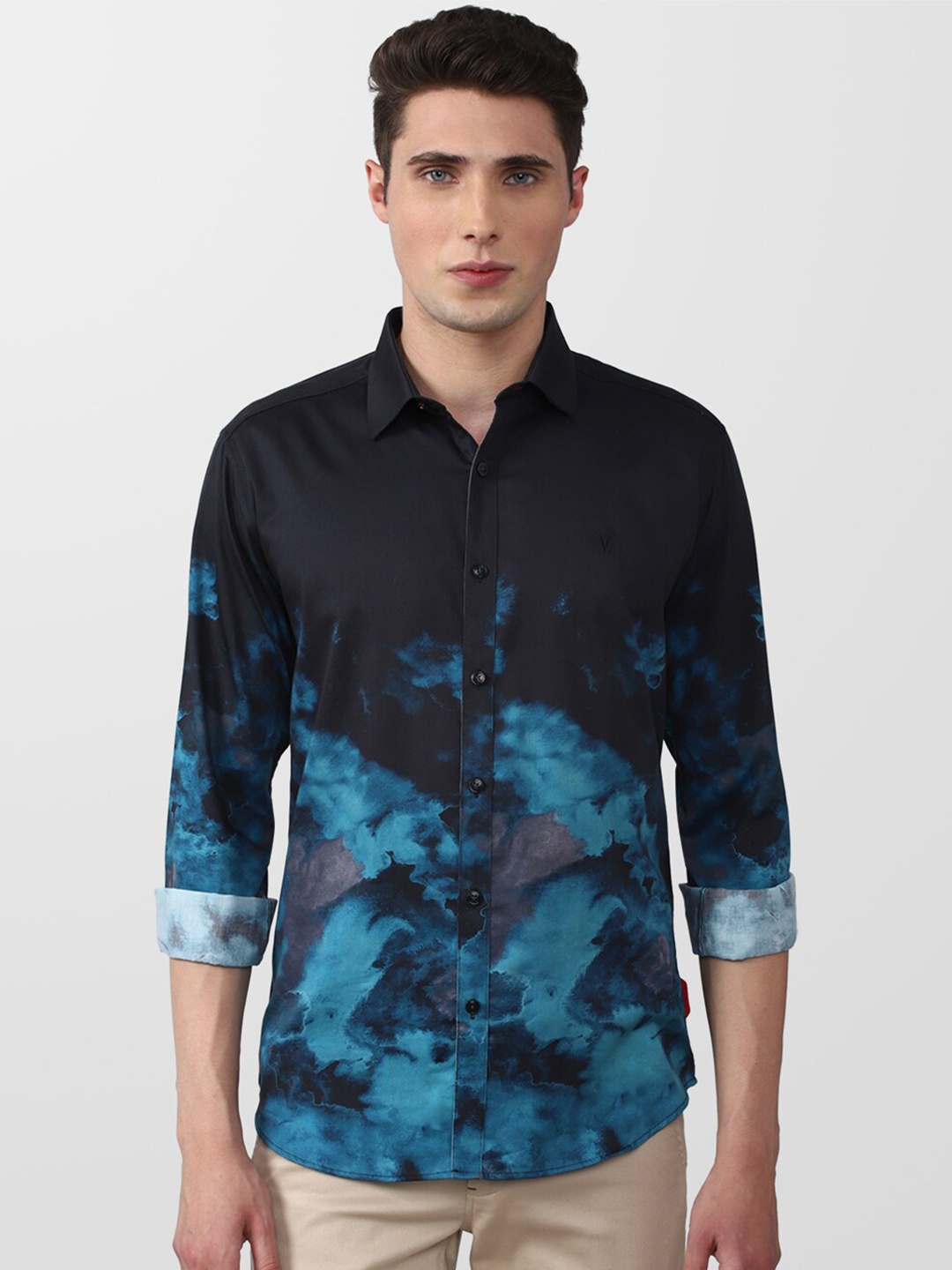 

V Dot Men Black & Blue Slim Fit Floral Printed Pure Cotton Casual Shirt