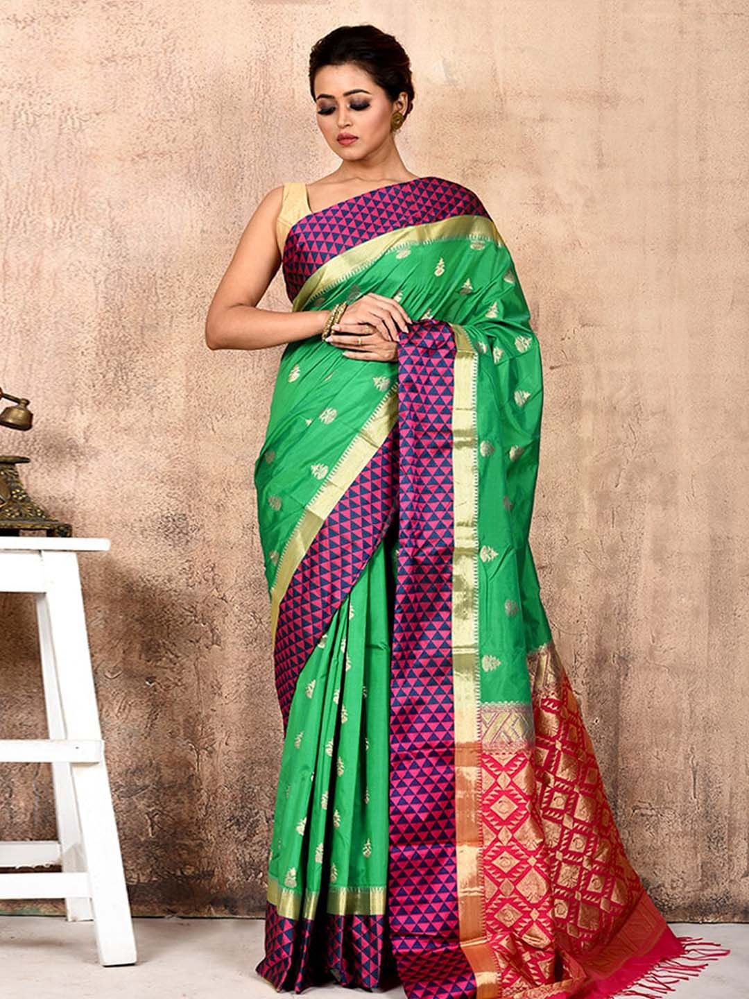 

AllSilks Green & Gold-Toned Ethnic Motifs Silk Blend Kanjeevaram Saree