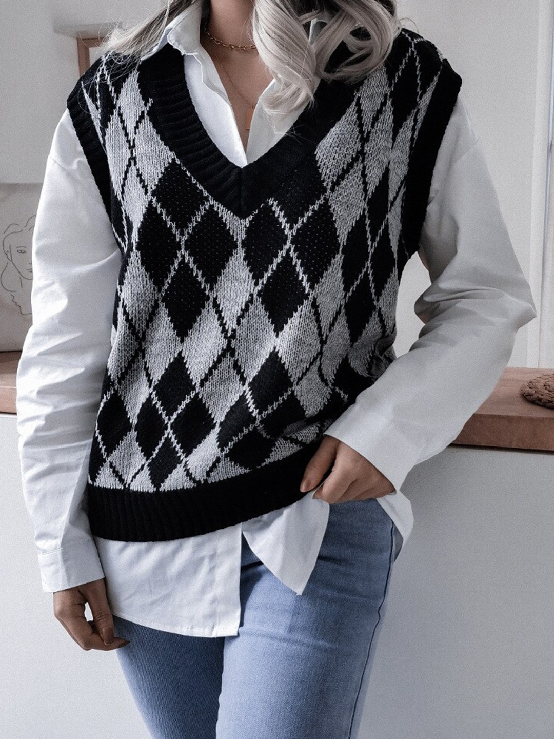 

BoStreet Women Grey & Black Argyle Printed Sleeveless Sweater Vest