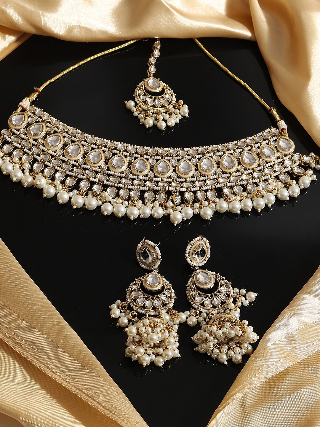 

SOHI Women Gold-Plated White Kundan Studded Beaded Jewellery Set