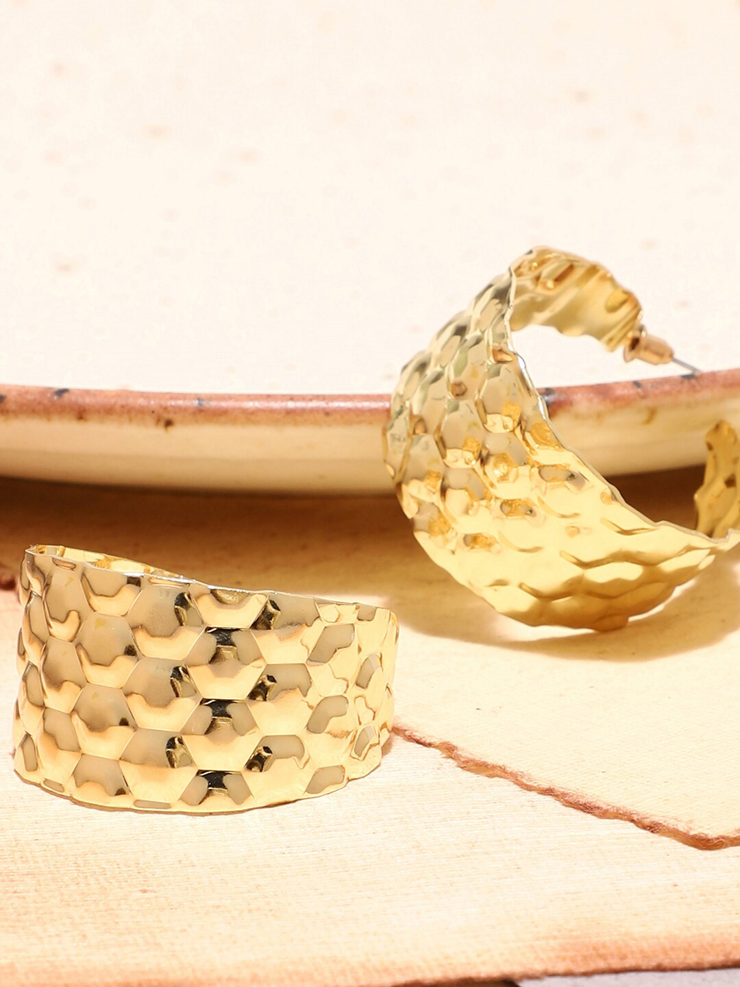 

SOHI Gold-Toned Gold-Plated Contemporary Half Hoop Earrings