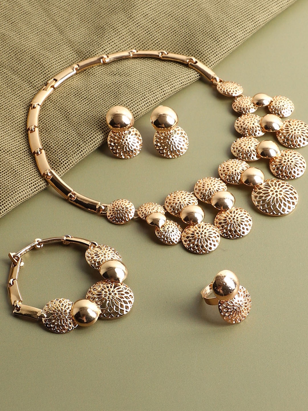 

SOHI Women Gold-Plated Stone-Studded Textured Jewellery Set