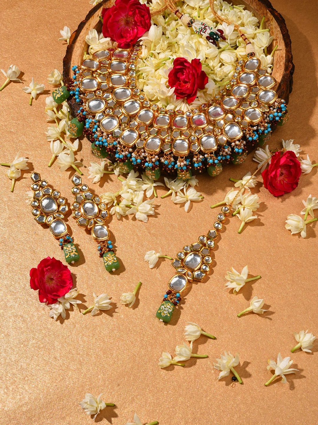 

SOHI Women Gold-Plated Green & Blue Kundan-Studded & Beaded Jewellery Set