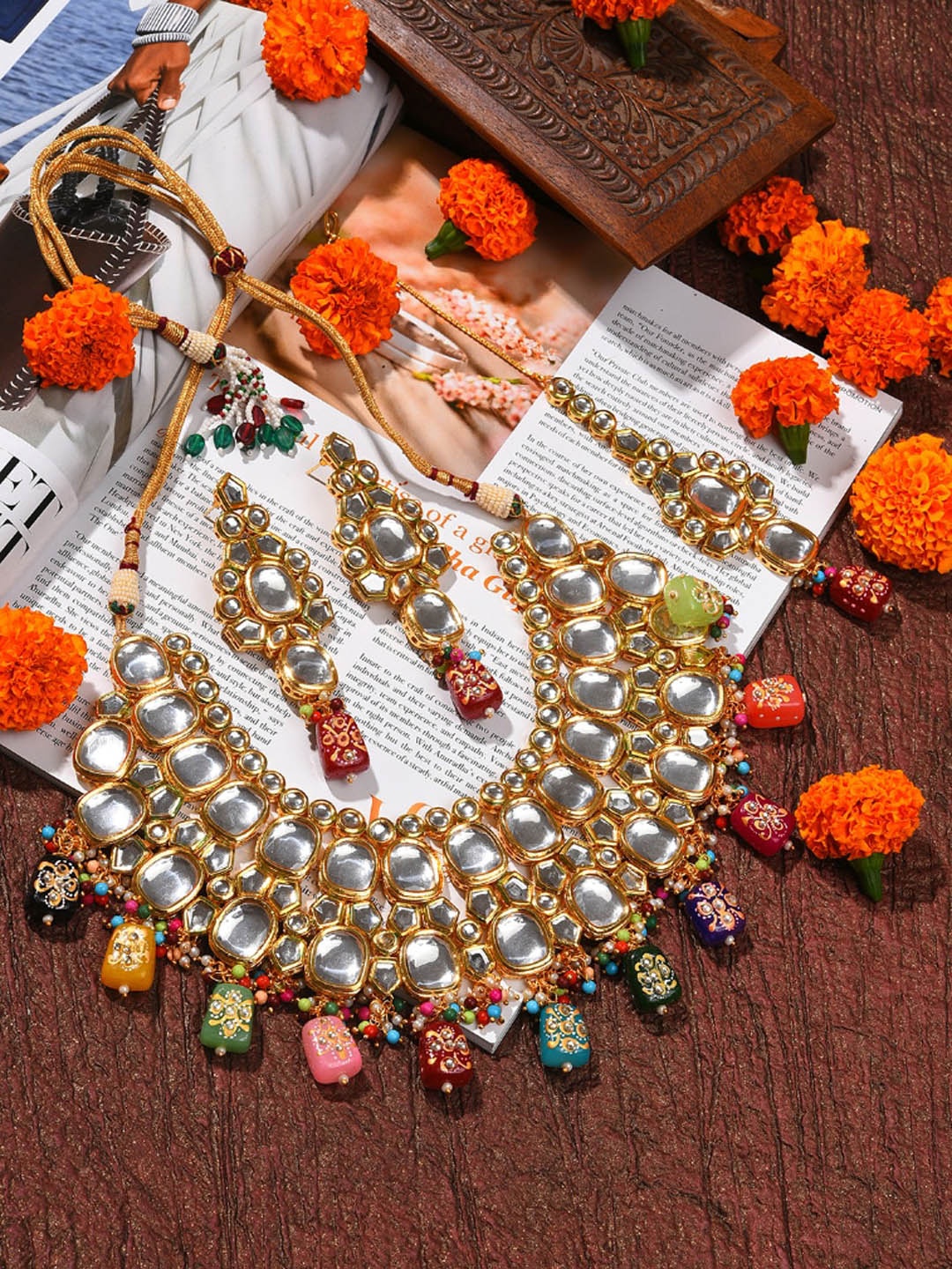 

SOHI Women Gold-Plated & White Kundan & Beads Studded Jewellery Set