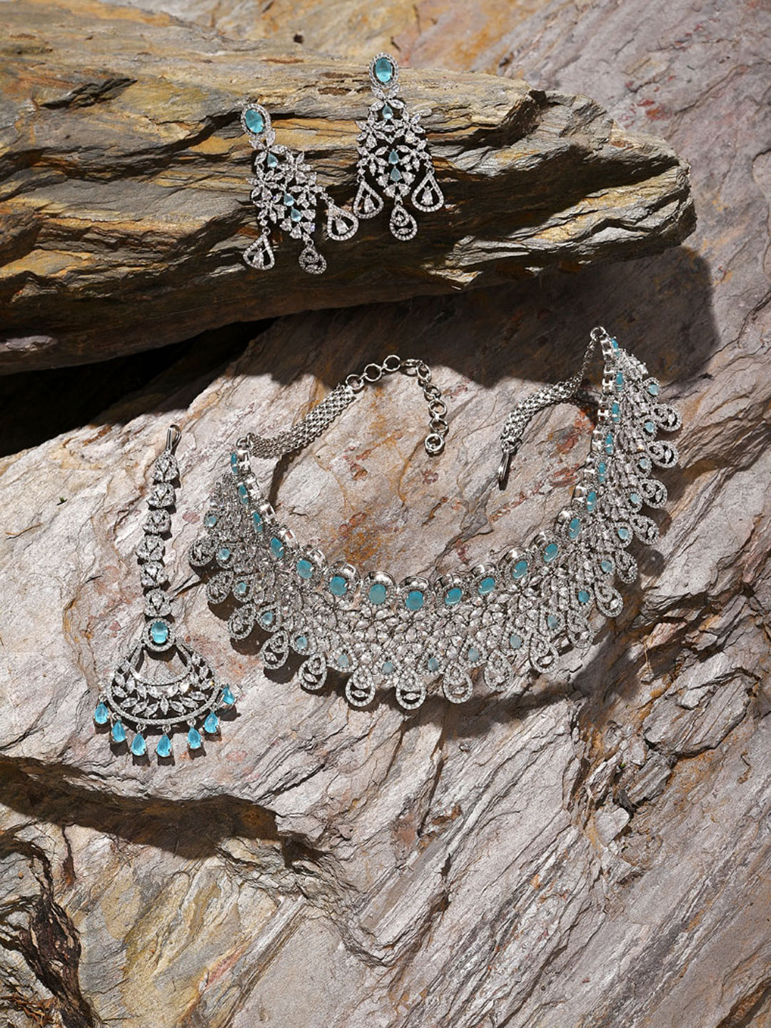 

SOHI Women Silver-Plated Blue Stone-Studded Jewellery Set
