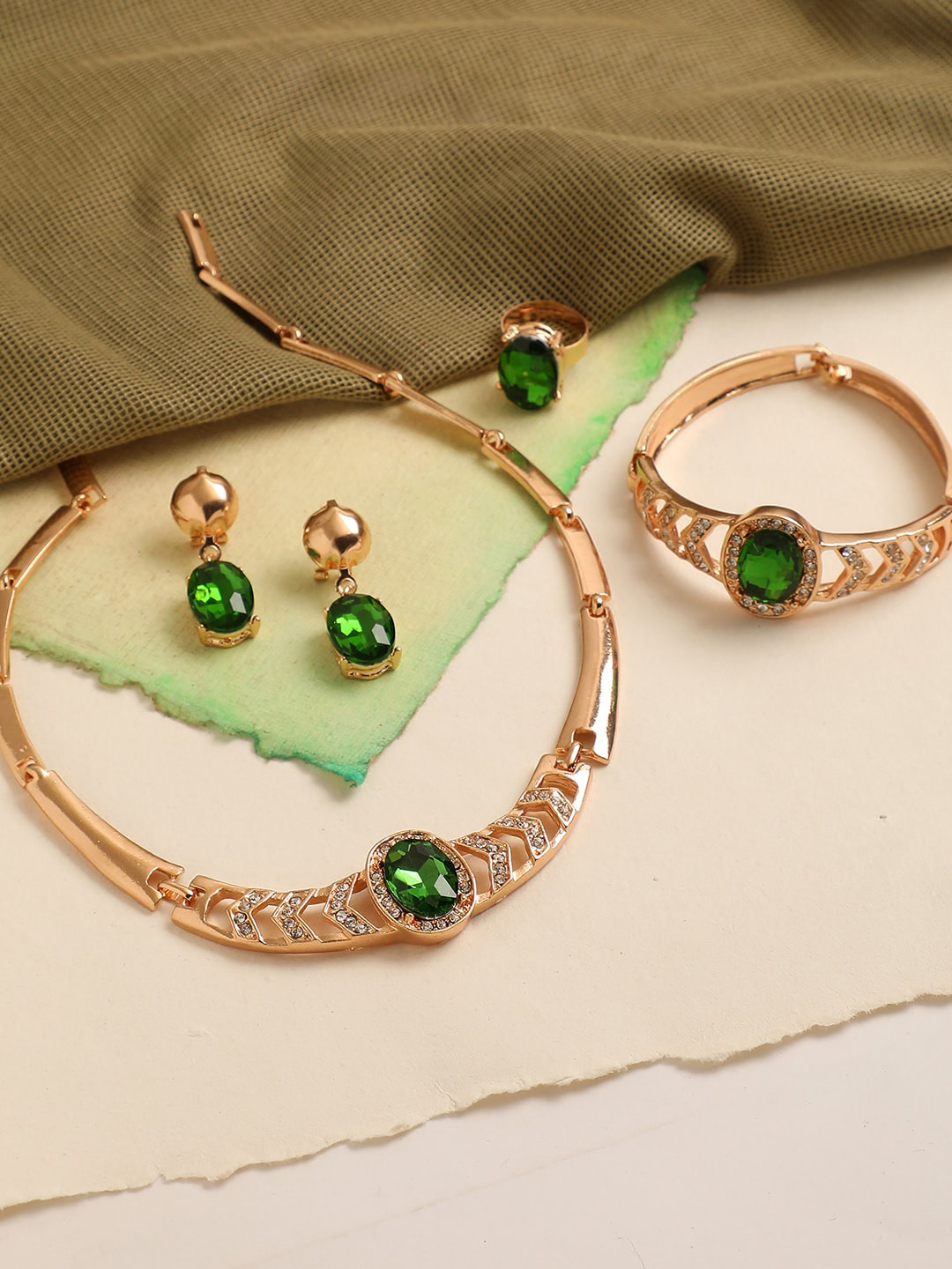 

SOHI Women Gold-Plated & Green Artificial Stones Studded Jewellery Set