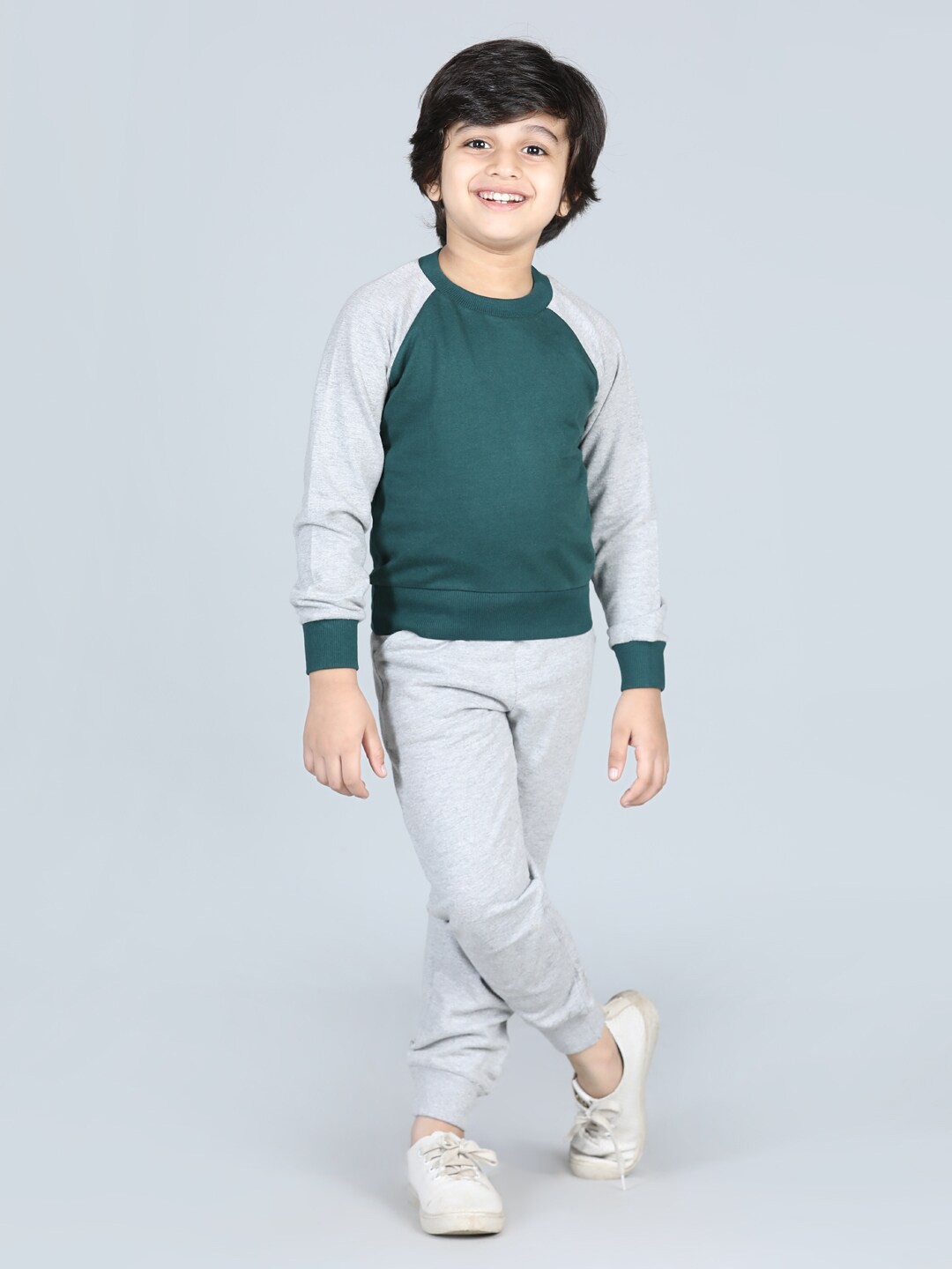 

AWW HUNNIE Boys Grey & Green Colourblocked T-shirt with Trousers
