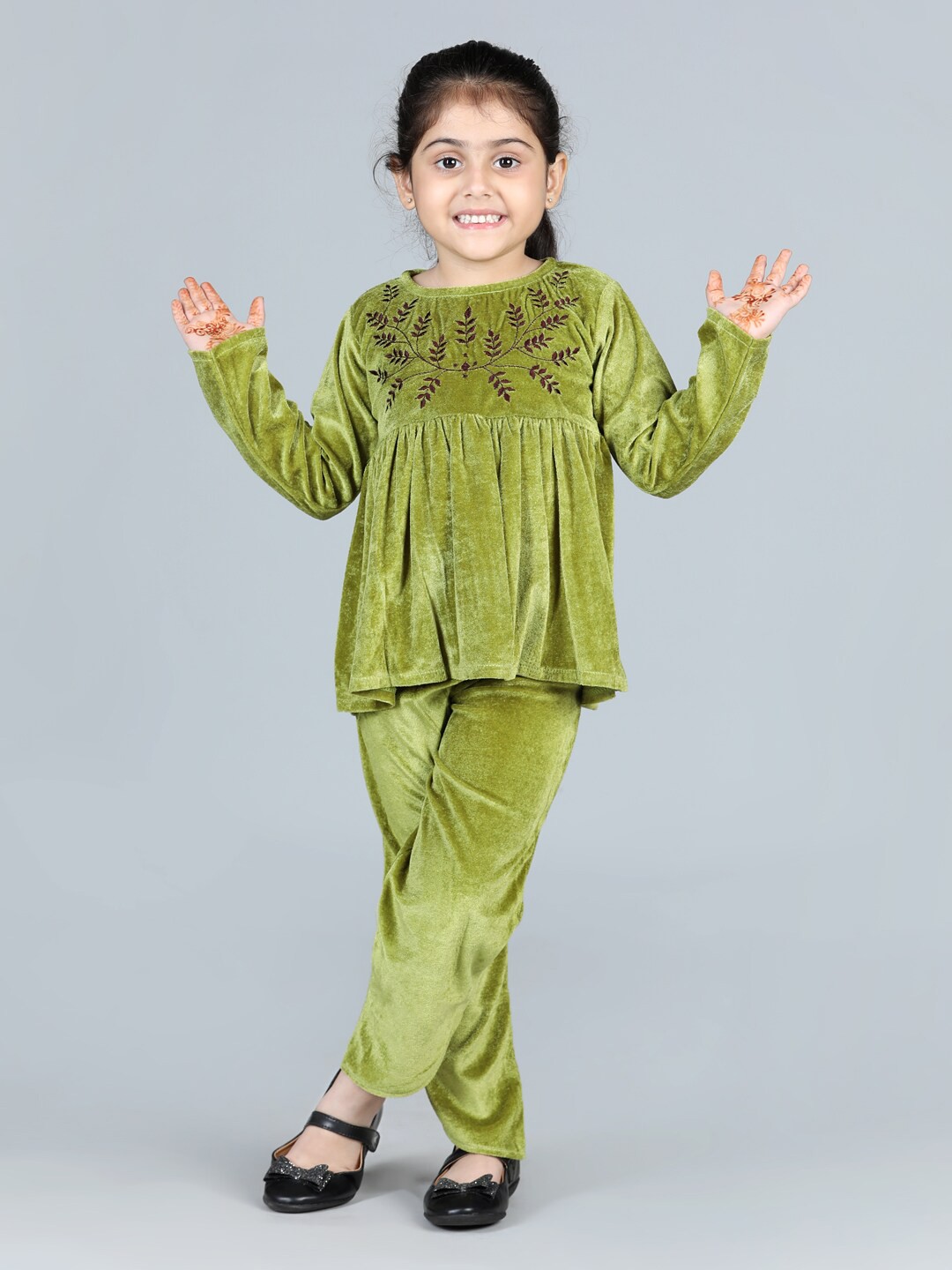

AWW HUNNIE Girls Green Embellished Top with Trousers