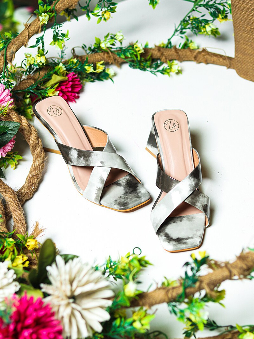 

NR By Nidhi Rathi Women Beige & Grey Printed Block Sandals