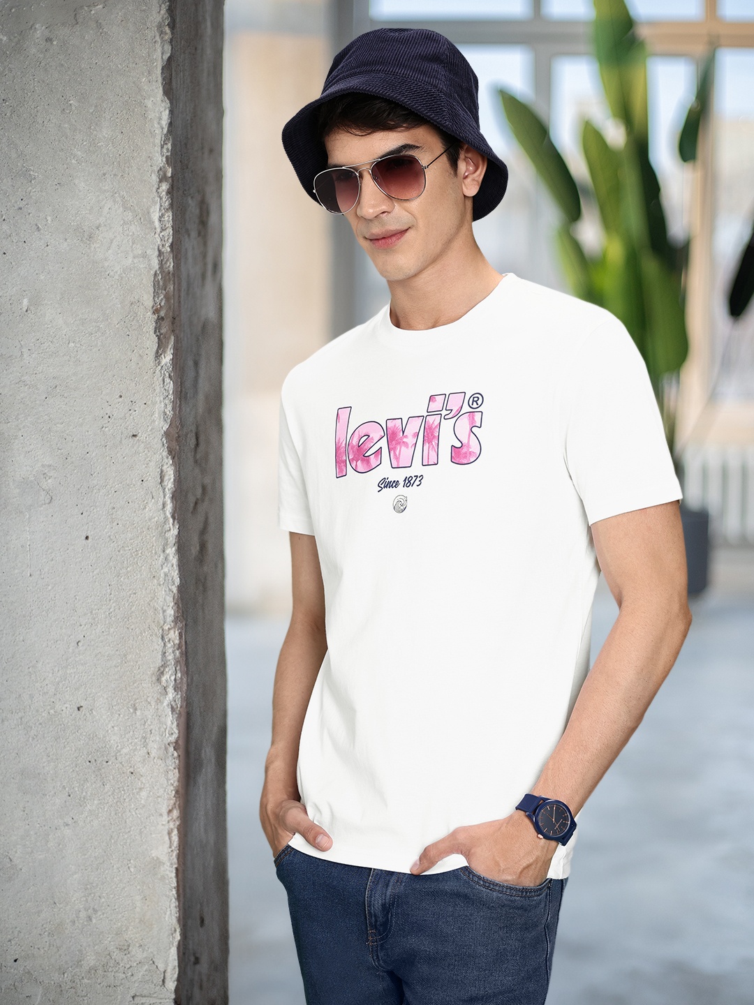 

Levis Men Pure Cotton Brand Logo Printed T-shirt, White