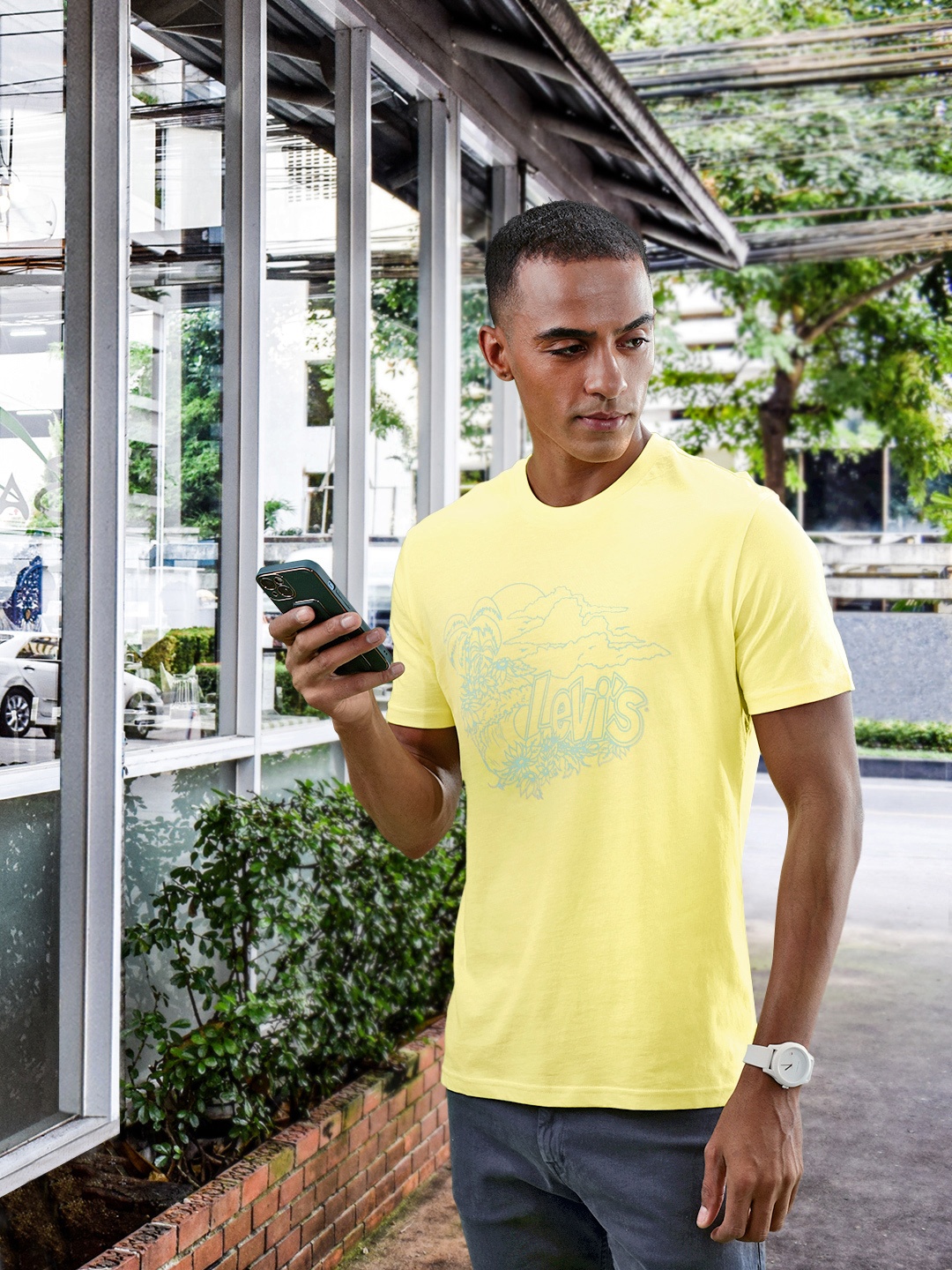 

Levis Men Yellow Brand Logo Printed Pure Cotton T-shirt