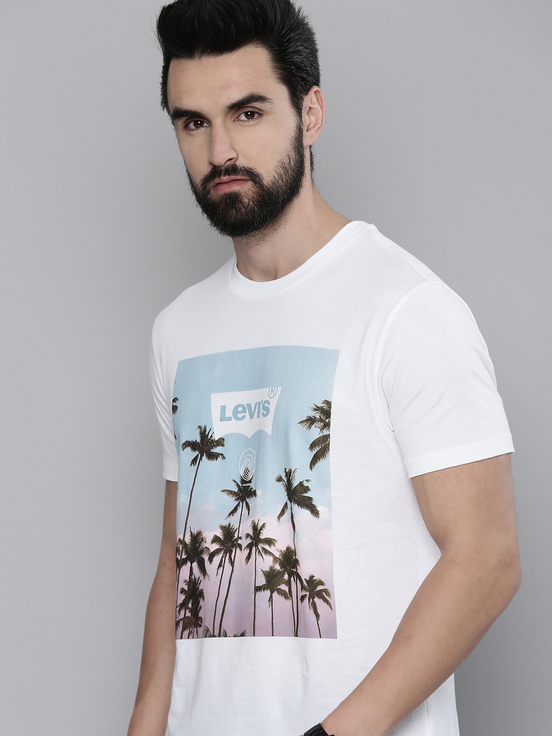

Levis Men White Graphic Printed Pure Cotton T-shirt