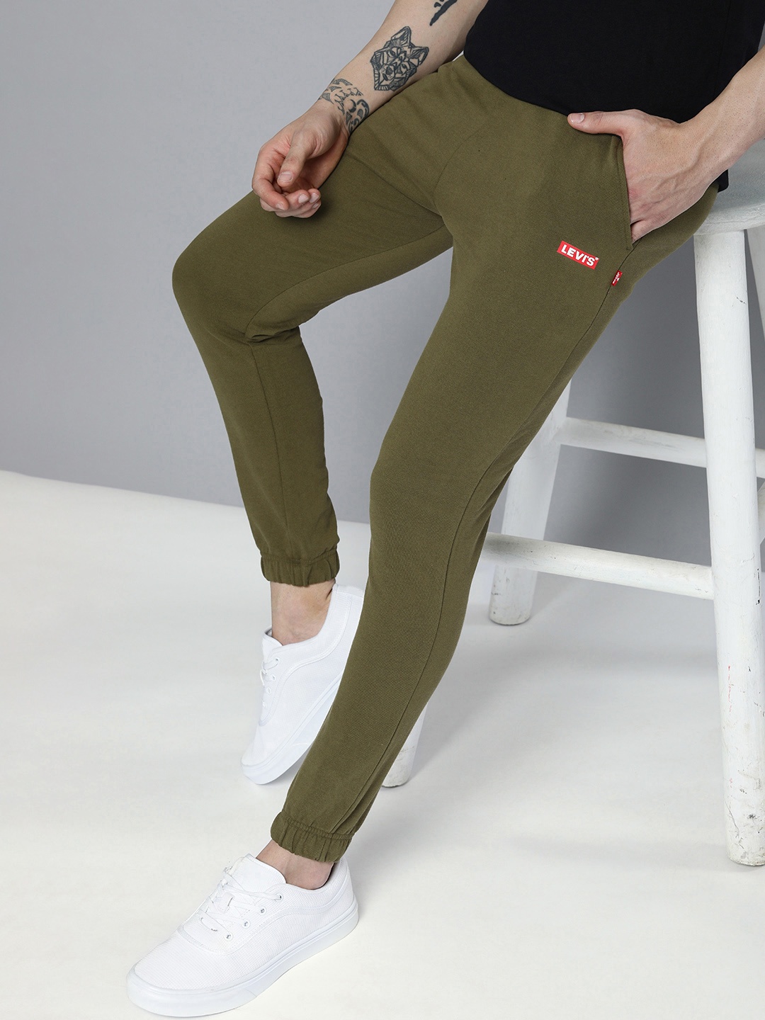 

Levis Men Brand Logo Detail Pure Cotton Joggers With Drawstring Closure, Olive