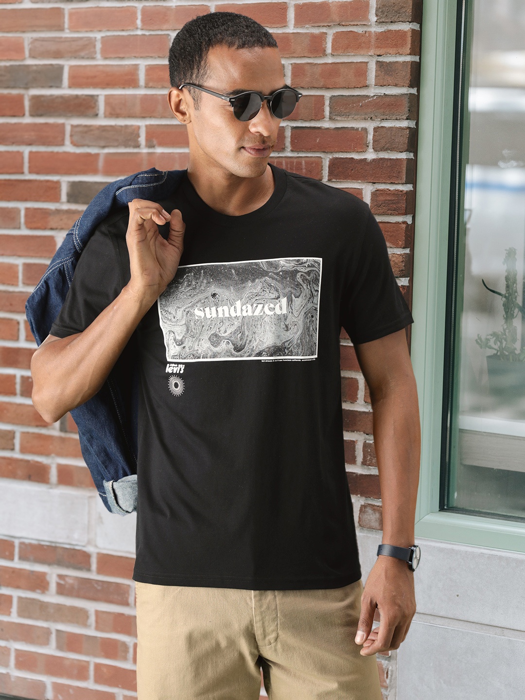 

Levis Men Graphic Printed Pure Cotton Casual T-shirt, Black