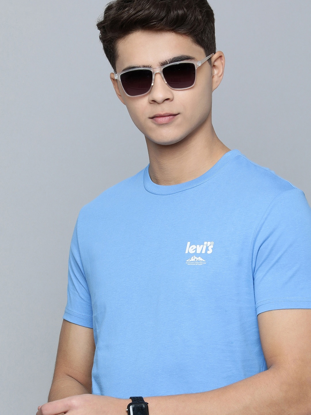 

Levis Men Blue Solid Pure Cotton T-shirt