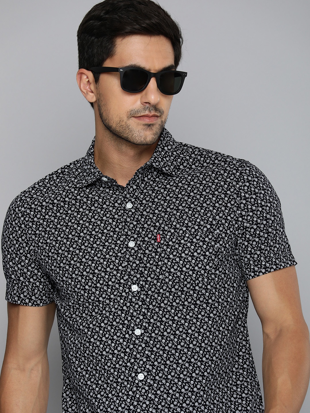 

Levis Slim Fit Floral Printed Pure Cotton Casual Shirt, Black