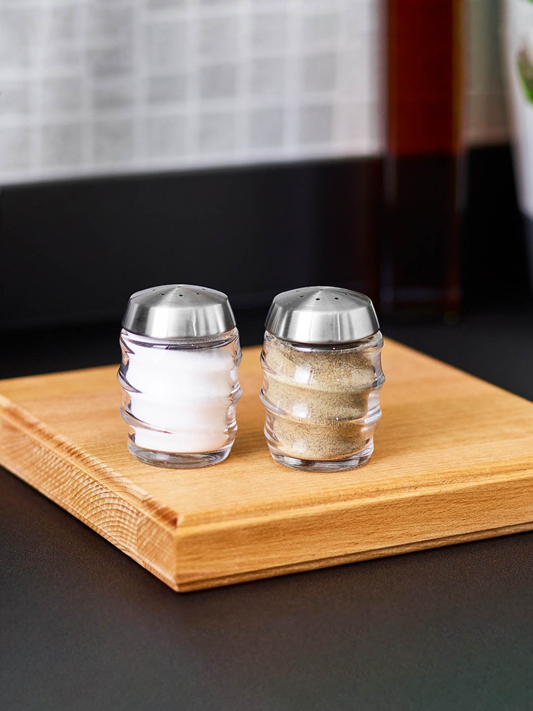 

COLE & MASON Set of 2 Transparent Salt & Pepper Shakers with Lid