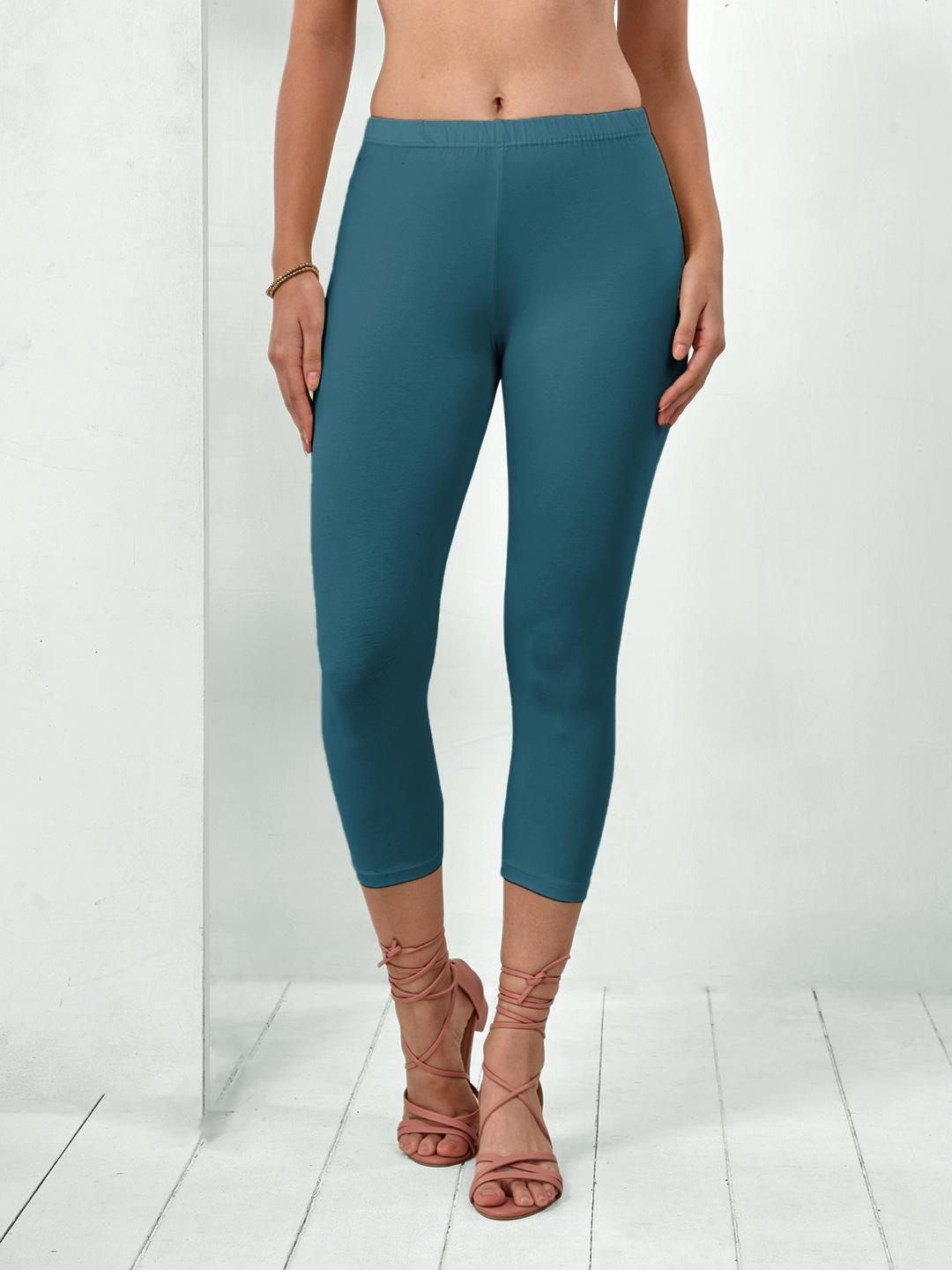 

LYRA Women Blue Solid Cotton Regular Fit Capris
