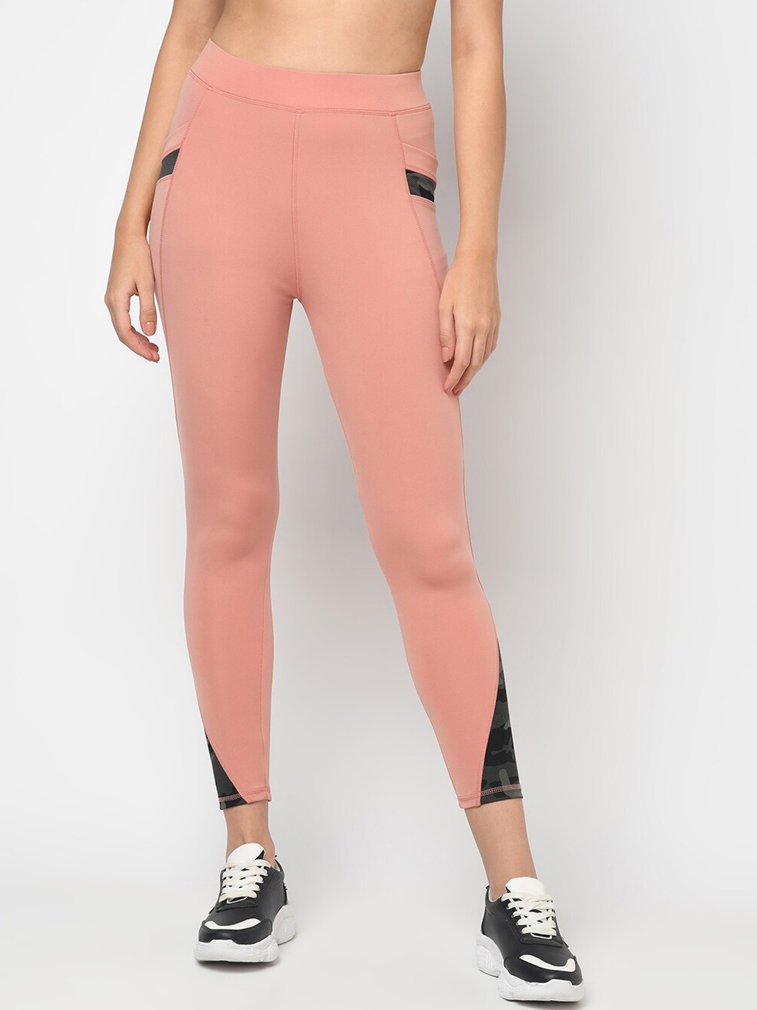 

SHARKTRIBE Women Pink & Black Solid Training Tights