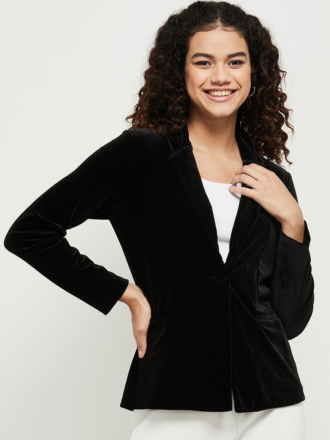 

max Women Black Open Front Jacket