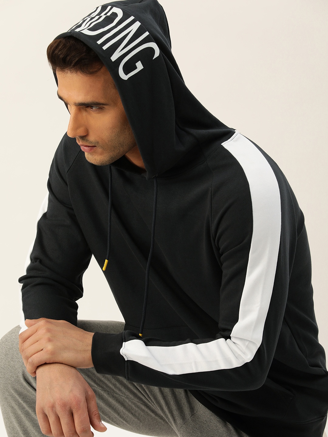 

FOREVER 21 Men Black Solid Hooded Sweatshirt with Typography Print Detailing