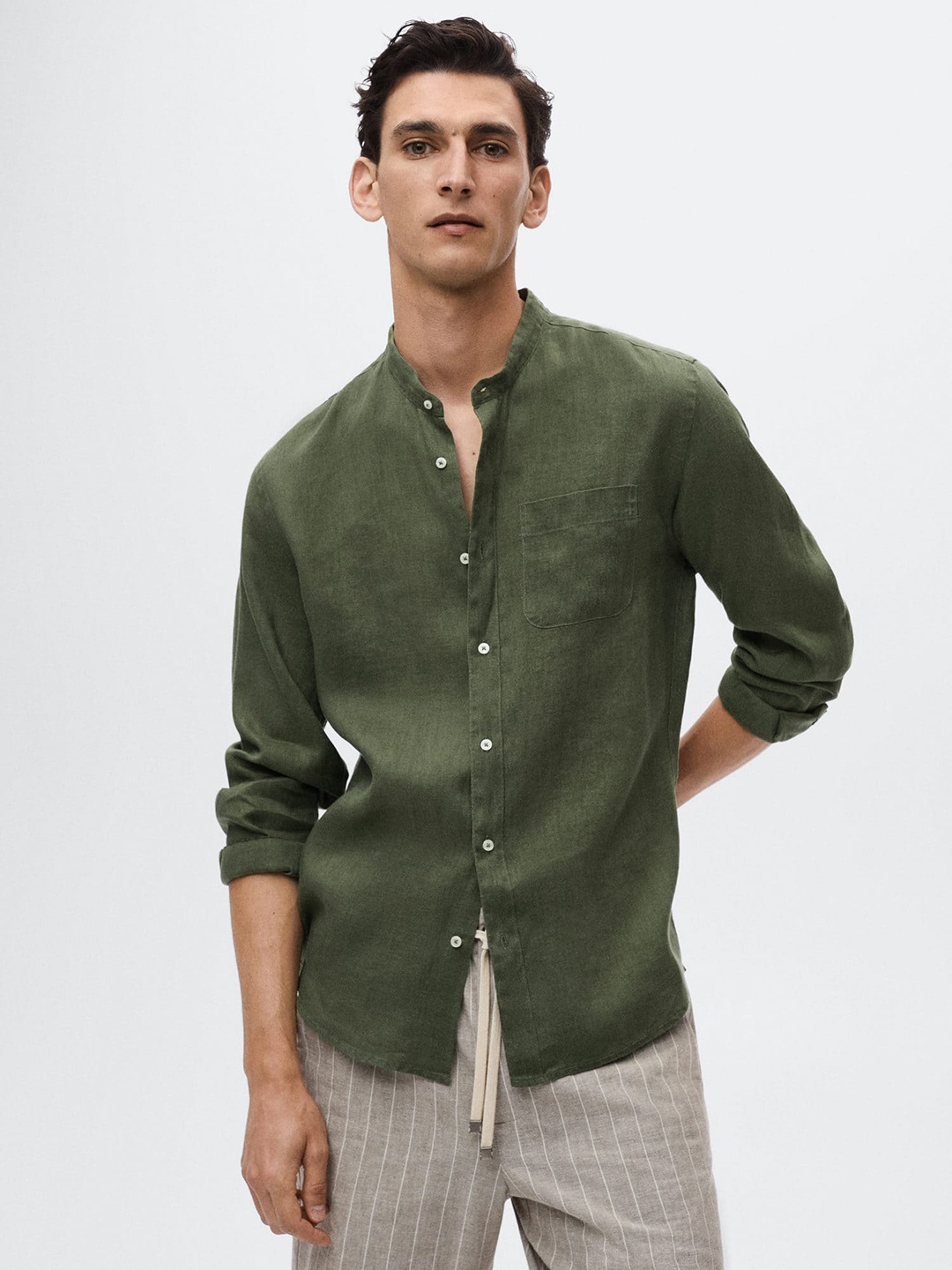 

MANGO MAN Olive Green Solid Linen Slim Fit Sustainable Casual Shirt